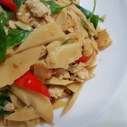 ผัดโหระพาราดหน่อไม้ดองราดข้าว