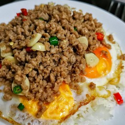 ข้าวหน้าไข่ดาวราดหมูสับผัดพริกขี้หนูสวนกระเทียมสด