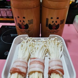หมูสามชั้นพันเห็ดเข็มทอง