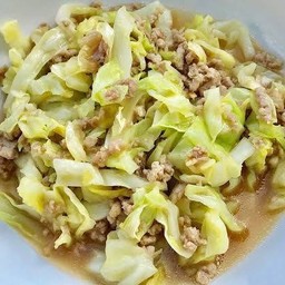 ผัดกระหล่ำปลีเป็นกับข้าว