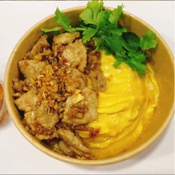 ข้าวไข่ข้นหมูชิ้นกระเทียม