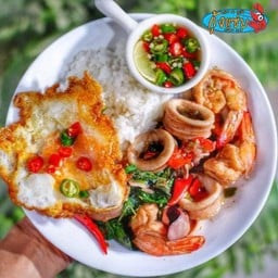 กุ้งและหมึก ผัดกระเพรา ราดข้าว