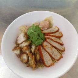บะหมี่เกี๊ยวหมูแดงหมูกรอบ