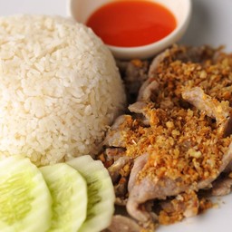 หมูทอดกระเทียมราดข้าว