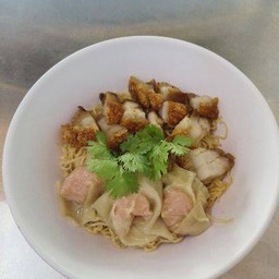 บะหมี่เกี๊ยวหมูกรอบ