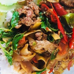 ผัดกระเพราหน่อไม้ดองราดข้าว