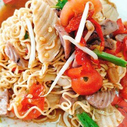 ยำมาม่าหมูสับหมูยอรสเด็ดๆ