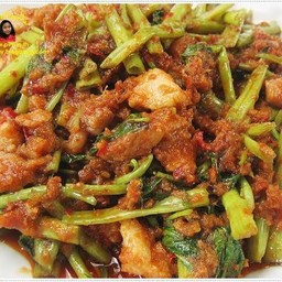 ผัดพริกแกงผักบุ้งราดข้าว