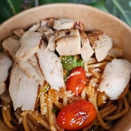 สปาเก็ตตี้ผัดซอสมะเขือเทศอกไก่ & มอสซเรลล่าชีส