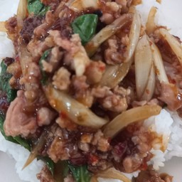 หมูสับผัดพริกไทยดำราดข้าว