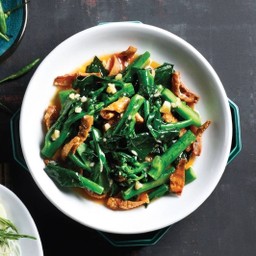 คะน้าฮองกงผัดปลาหมึกแห้ง