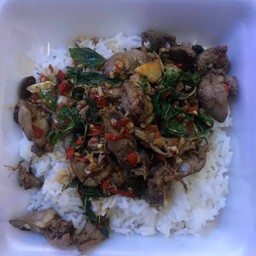 กระเพราเครื่องในราดข้าว