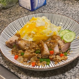 ข้าวราดหมูกรอบพริกแกลือ