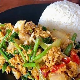 ผัดผงกะหรี่ราดข้าว