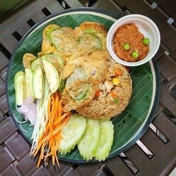 ข้าวผัดน้ำพริก มะเขือยาวชุบไข่