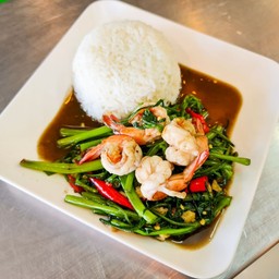 ผัดผักบุ้งไฟแดงราดข้าวใสกุ้ง Stir Fried Morning Glory with Shrimps on Rice