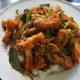 พริกเเกงสามชั้นราดข้าว