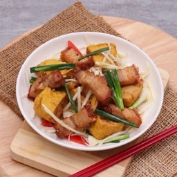 เต้าหู้กุยช่ายขาวผัดหมูกรอบ