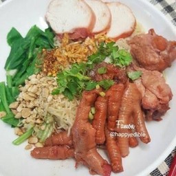 บะหมี่แห้งน่องไก่ตุ๋น+ขาไก่  (รับผักดิบโปรดแจ้งนะคะ)