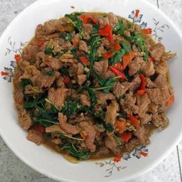 กระเพราเนื้อสดเป็นกับ