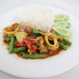 ข้าวเครื่องแกงปลาหมึก