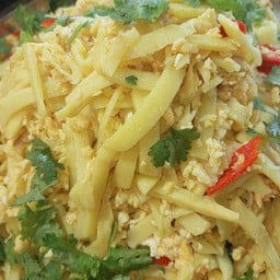 หน่อไม้เส้นผัดไข่