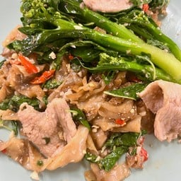 เส้นกะเพราหมูหมักคะน้าฮ่องกง