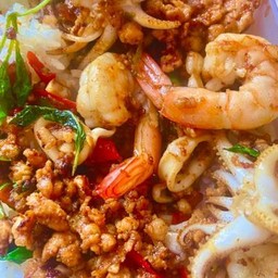 กระเพราทะเลเป็นกับข้าว