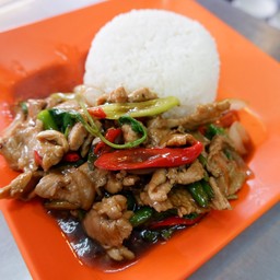 ผัดกระเพราราดข้าว