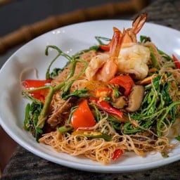 เส้นหมี่ขาวผัดกระเฉดกุ้ง