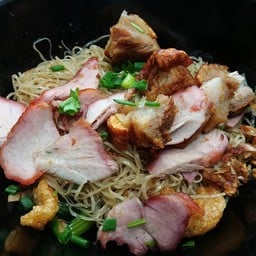 บะหมี่หมูแดง+หมูกรอบ (พิเศษ)