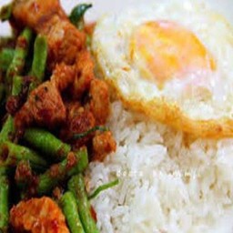 ข้าวพริกแกงหมูกรอบ