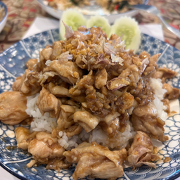 ข้าวราดไก่กระเทียม