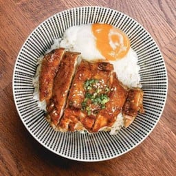 ข้าวหน้าไก่ซอสหม่าล่า