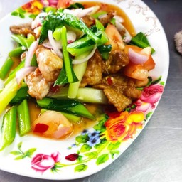 ยำคะน้าหมูทอด