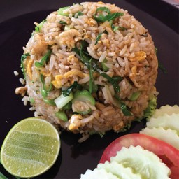 ข้าวผัดคะน้าปลาเค็มหรือเนื้อเค็ม