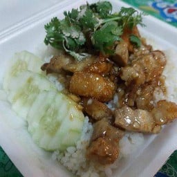 หมูกรอบกระเทียมราดข้าว