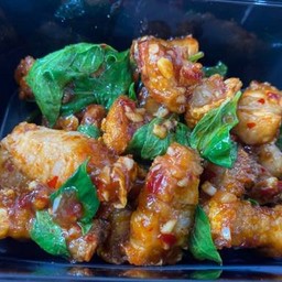 ข้าวพริกเผาโหระพาหมูกรอบ