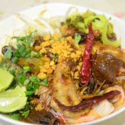 กิ๋นลำ ขนมจีนน้ำเงี้ยว(รสเด็ด)