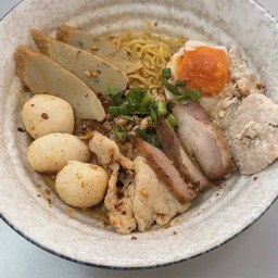 บะหมี่แห้งต้มยำหมูย่าง+หมูเด้ง+ลูกชิ้น+ไข่มะตูม