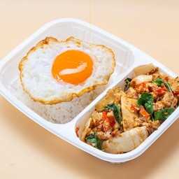 กะเพราหน่อไม้ดอง หมูสับ + ไข่เป็ดดาว