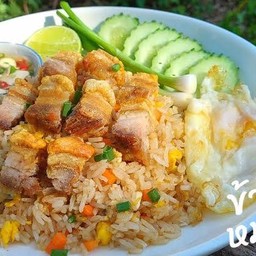 ข้าวผัดหมูกรอบ