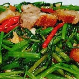 ผัดผักบุ้งหมูกรอบ