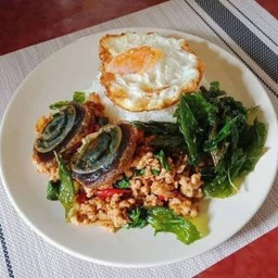 กะเพราหมูสับไข่เหยี่ยวม้า