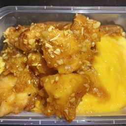 ข้าวไก่ป๊อปกระเทียมคลุกคลิกไข่ข้น