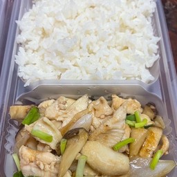 ไก่ผัดน้ำมันหอย ราดข้าว