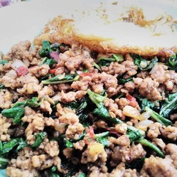 หมูสับผัดกระเพาราดข้าว