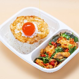 กะเพราอกไก่หมักนุ่ม + ไข่เค็มไชยา