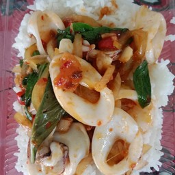 ปลาหมึกผัดพริกเผาราดข้าว