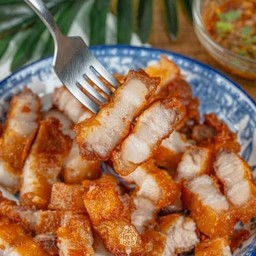 หมูสามชั้นทอดน้ำปลา น้ำจิ้มแจ่ว